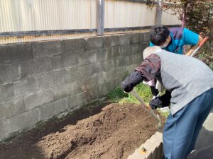 畑作り～野菜の種付け～